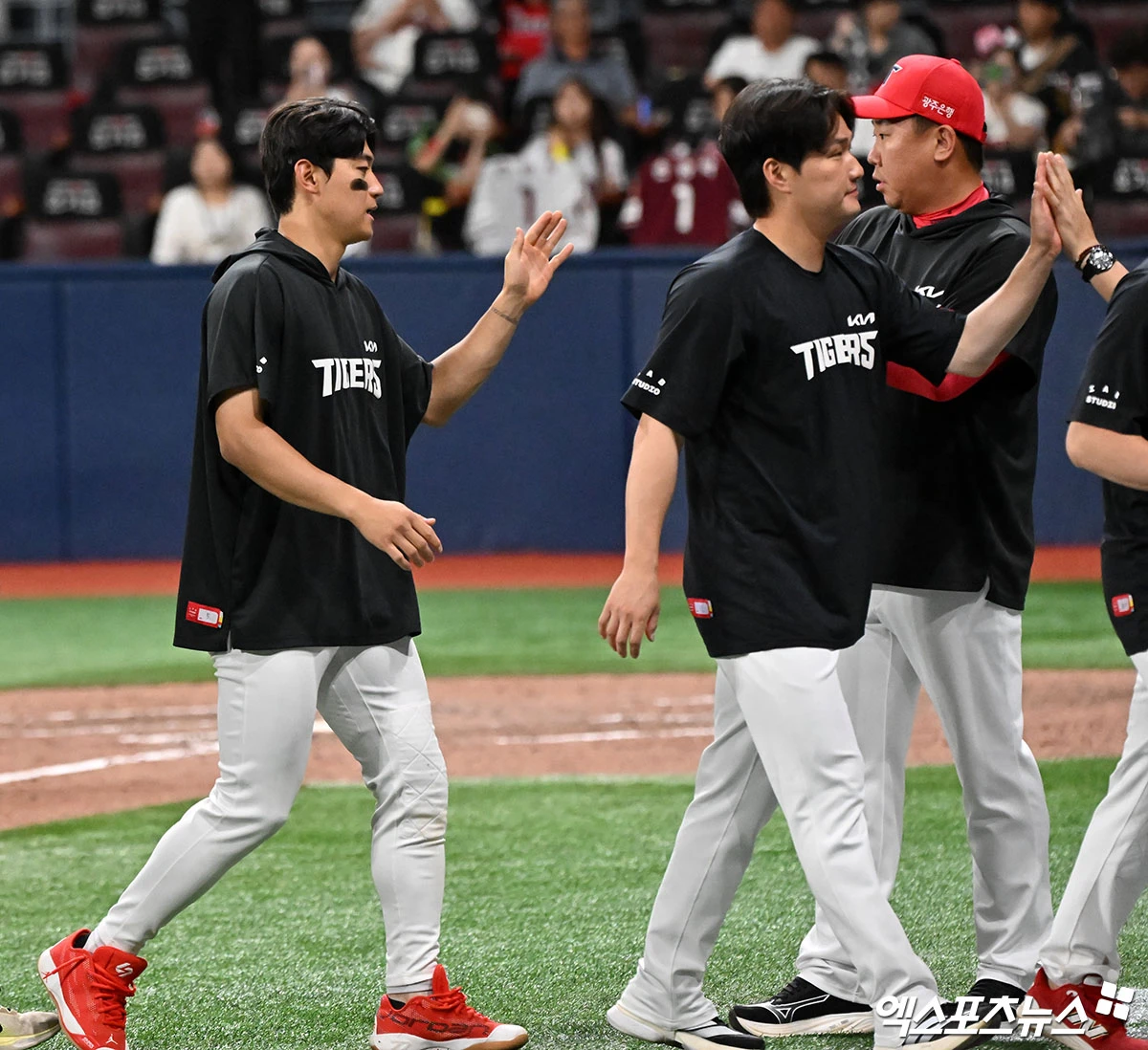 24일 오후 서울 구로구 고척스카이돔에서 열린 '2026 신한 SOL Bank KBO리그' KIA 타이거즈와 키움 히어로즈의 경기, KIA가 키움에 10:3으로 승리하며 3연승을 기록했다.  이날 경기에서 승리한 KIA 이범호 감독이 김도영과 함께 기뻐하고 있다. 엑스포츠뉴스 DB