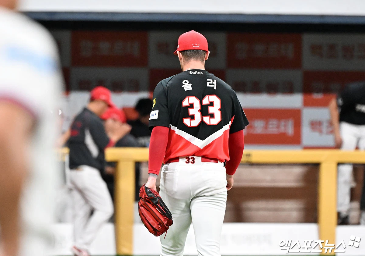 23일 오후 서울 구로구 고척스카이돔에서 열린 '2026 신한 SOL Bank KBO리그' KIA 타이거즈와 키움 히어로즈의 경기, 5회말 수비를 마친 KIA 올러가 더그아웃으로 향하고 있다. 엑스포츠뉴스 DB