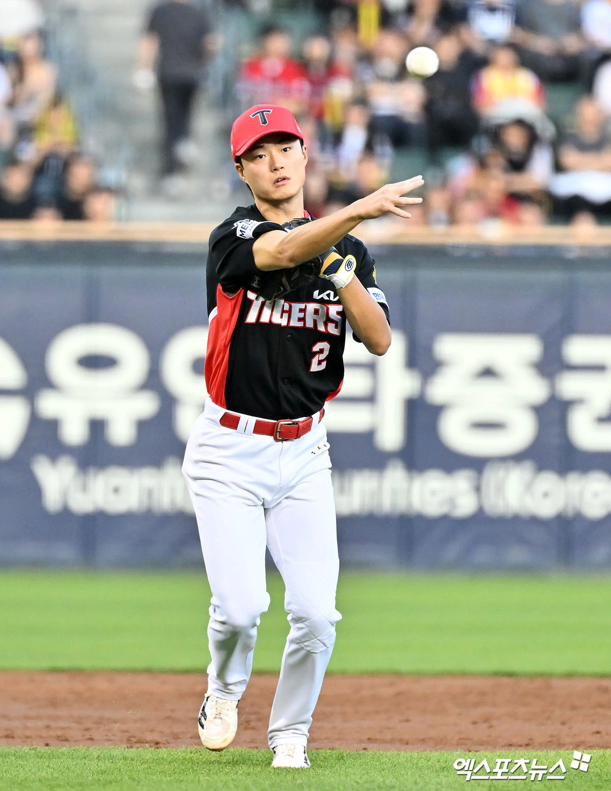 29일 오후 서울 송파구 잠실야구장에서 열린 '2026 신한 SOL Bank KBO리그' KIA 타이거즈와 LG 트윈스의 경기, 3회말 KIA 박민이 LG 구본혁의 타구를 잡아 1루로 송구하고 있다. 엑스포츠뉴스 DB