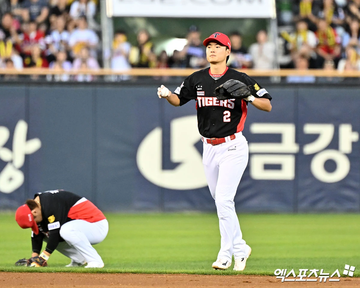 29일 오후 서울 송파구 잠실야구장에서 열린 '2026 신한 SOL Bank KBO리그' KIA 타이거즈와 LG 트윈스의 경기, 4회말 무사 만루 KIA 박민이 LG 오스틴의 타구를 잡고 있다. 엑스포츠뉴스 DB