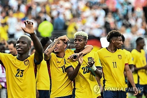 ​에콰도르는 26일 미국 뉴욕의 뉴저지 스타디움에서 열린 2026 북중미 월드컵 조별리그 E조 최종 3차전에서 후반 32분 터진 곤살로 플라타의 역전 결승포에 힘입어 독일에 2-1 뒤집기 승리를 거뒀다. E조에선 독일과 코트디부아르가 나란히 승점 6을 기록한 가운데 독일이 승자승 원칙에 따라 E조 1위를 차지했다. 에콰도르는 1승1무1패(승점 4)가 되면서 각 조 12개팀 중 상위 8위 안에 들어야 차지할 수 있는 32강행 와일드카드를 확보하는데 성공했다. 연합뉴스