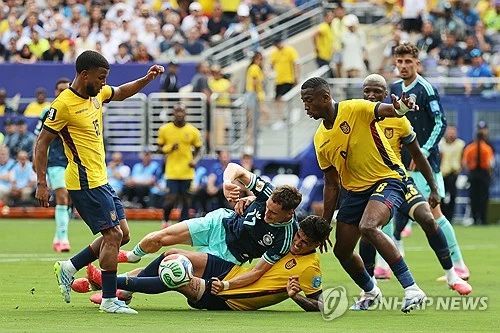 ​에콰도르는 26일 미국 뉴욕의 뉴저지 스타디움에서 열린 2026 북중미 월드컵 조별리그 E조 최종 3차전에서 후반 32분 터진 곤살로 플라타의 역전 결승포에 힘입어 독일에 2-1 뒤집기 승리를 거뒀다. E조에선 독일과 코트디부아르가 나란히 승점 6을 기록한 가운데 독일이 승자승 원칙에 따라 E조 1위를 차지했다. 에콰도르는 1승1무1패(승점 4)가 되면서 각 조 12개팀 중 상위 8위 안에 들어야 차지할 수 있는 32강행 와일드카드를 확보하는데 성공했다. 연합뉴스