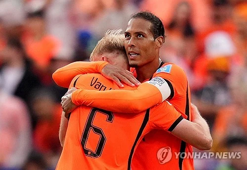 일본은 끝까지 한국을 도와주지 않았다. 일본이 스웨덴과의 조별리그 최종전(3차전)에서 두 골 차 이상의 승리를 거둬야 한국의 32강 진출 가능성이 높아질 수 있었지만, 두 팀의 경기가 무승부로 끝나면서 스웨덴의 32강행이 확정됐다. 같은 시간 열린 네덜란드와 튀니지의 경기는 네덜란드의 3-1 승리로 마무리됐다. F조 1위 네덜란드는 32강에서 모로코를, 2위 일본은 브라질을 만나게 됐다. 사진 연합뉴스