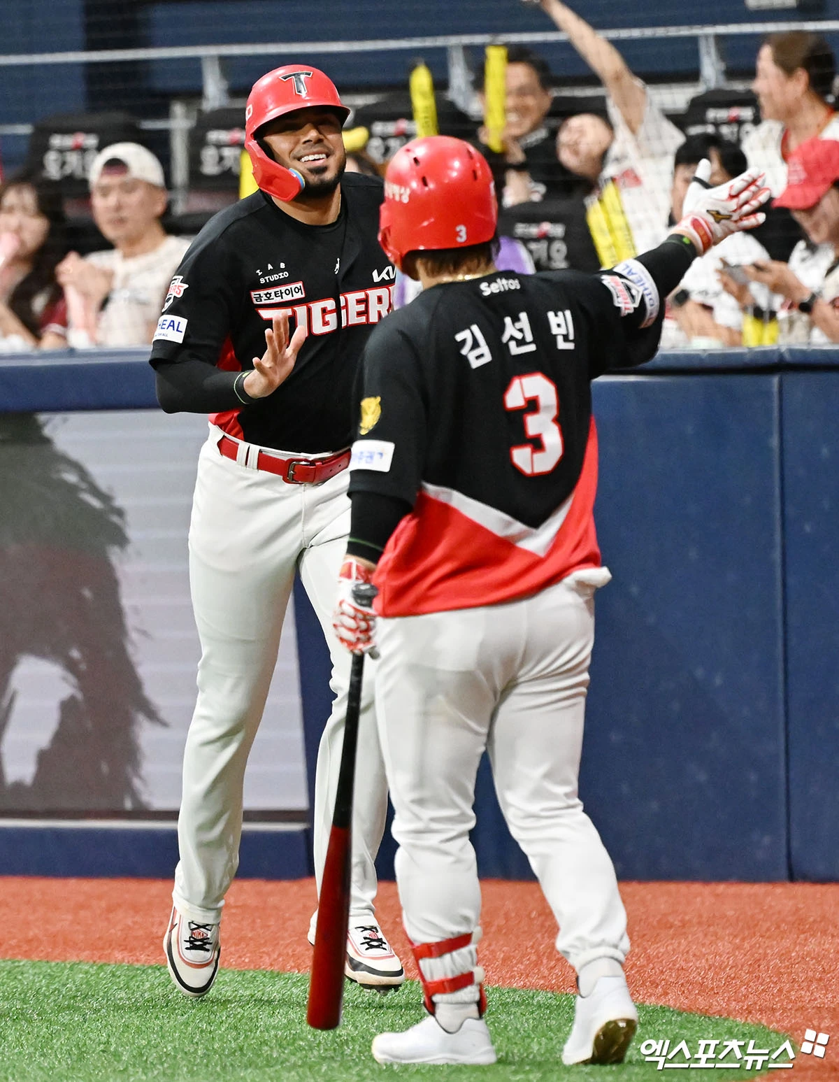 24일 오후 서울 구로구 고척스카이돔에서 열린 '2026 신한 SOL Bank KBO리그' KIA 타이거즈와 키움 히어로즈의 경기, 7회초 무사 2루 KIA 카스트로가 한준수의 1타점 적시타때 득점에 성공한 후 김선빈과 하이파이브를 하고 있다. 엑스포츠뉴스 DB