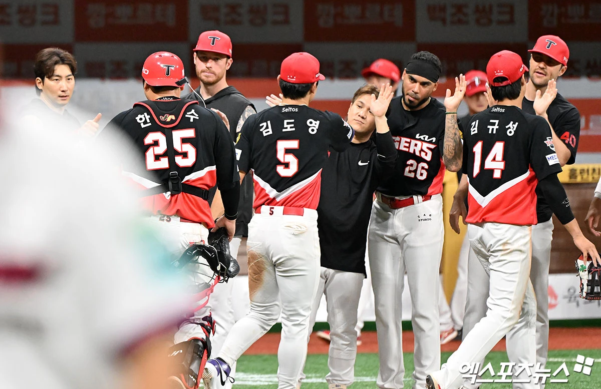 23일 오후 서울 구로구 고척스카이돔에서 열린 '2026 신한 SOL Bank KBO리그' KIA 타이거즈와 키움 히어로즈의 경기, KIA가 키움에 7:3으로 승리하며 연승을 기록했다.  이날 경기에서 승리한 KIA 선수들이 기뻐하고 있다. 엑스포츠뉴스 DB