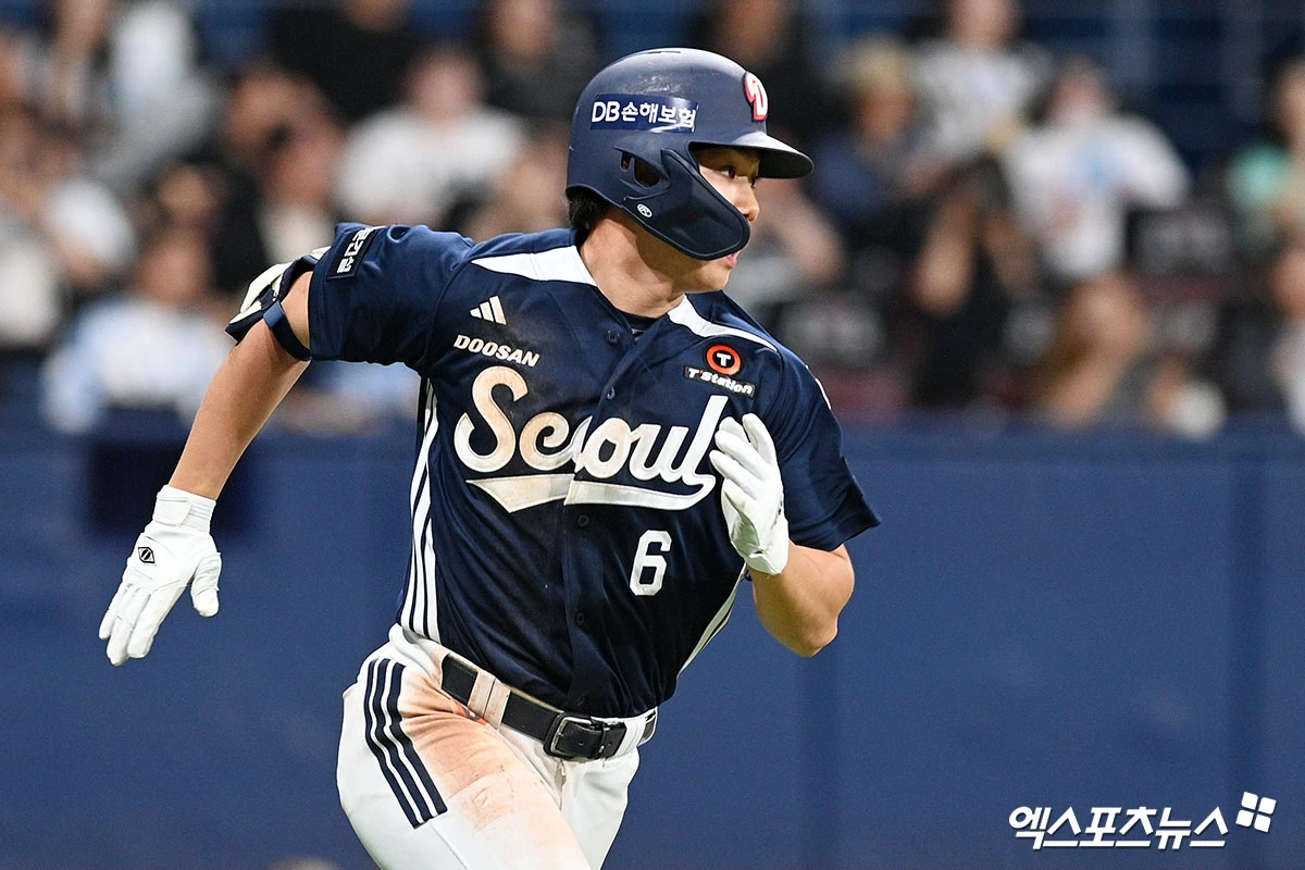 1일 오후 서울 구로구 고척스카이돔에서 열린 '2026 신한 SOL Bank KBO 리그' 두산 베어스와 키움 히어로즈의 경기, 6회초 무사 1루 두산 오명진이 안타를 날리고 있다. 엑스포츠뉴스 DB