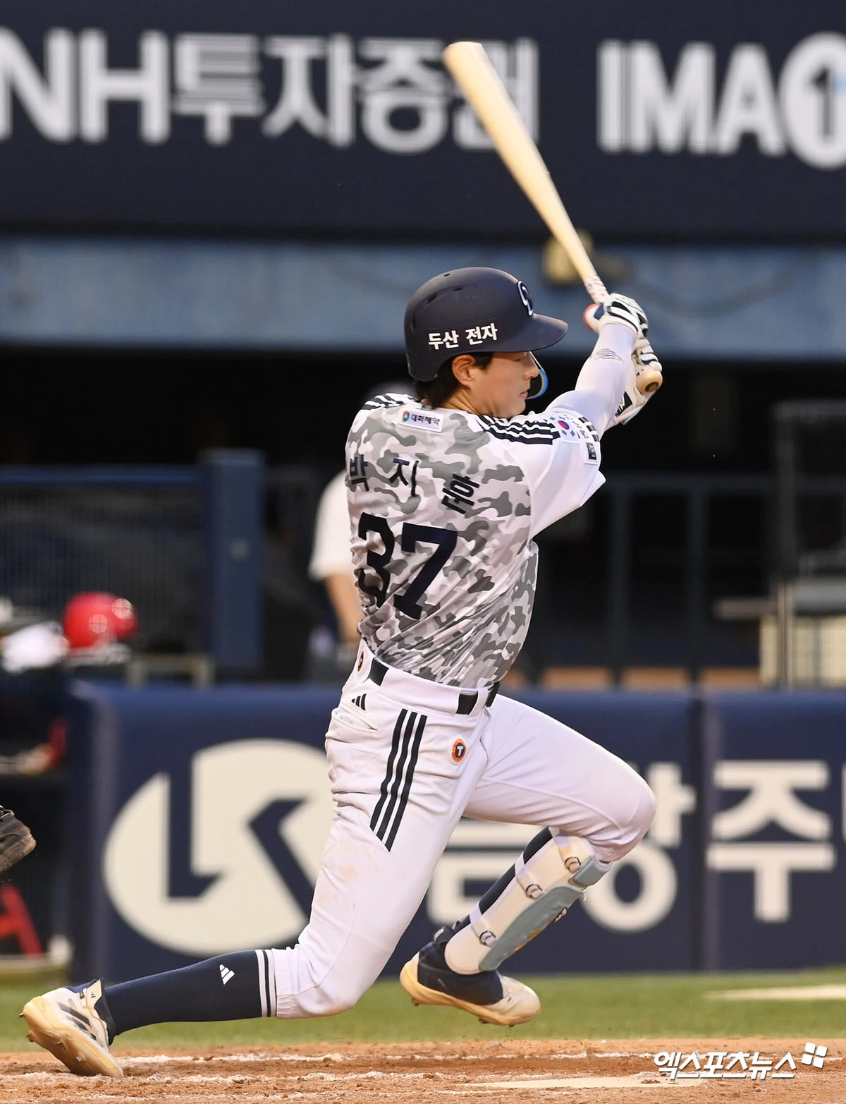 27일 오후 서울 송파구 잠실야구장에서 열린 '2026 신한 SOL KBO리그' 두산 베어스와 KIA 타이거즈의 경기, 8회말 1사 1,2루 두산 박지훈이 안타를 날리고 있다. 잠실, 고아라 기자