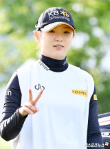 이지민 ‘브이 포즈를 살짝’[포토]