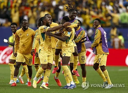  '축구 도사' 루카 모드리치가 1도움을 올리며 홍명보호의 32강 진출 가능성 하나를 저지했다. 크로아티아는 28일(한국시간) 미국 필라델피아의 필라델피아 스타디움에서 열린 2026 국제축구연맹(FIFA) 북중미 월드컵 L조 3차전 가나와의 경기에서 2-1로 승리했다. 한국은 A조에서 1승2패, 승점 3, 골득실 -1을 기록해 3위에 그쳤다. 각 조 3위 12개 팀 중 상위 8개 팀에게 주어지는 32강 티켓 경쟁에서 한국은 마지노선인 8위에 딱 걸쳐 있다. 연합뉴스