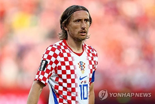  '축구 도사' 루카 모드리치가 1도움을 올리며 홍명보호의 32강 진출 가능성 하나를 저지했다. 크로아티아는 28일(한국시간) 미국 필라델피아의 필라델피아 스타디움에서 열린 2026 국제축구연맹(FIFA) 북중미 월드컵 L조 3차전 가나와의 경기에서 2-1로 승리했다. 한국은 A조에서 1승2패, 승점 3, 골득실 -1을 기록해 3위에 그쳤다. 각 조 3위 12개 팀 중 상위 8개 팀에게 주어지는 32강 티켓 경쟁에서 한국은 마지노선인 8위에 딱 걸쳐 있다. 연합뉴스