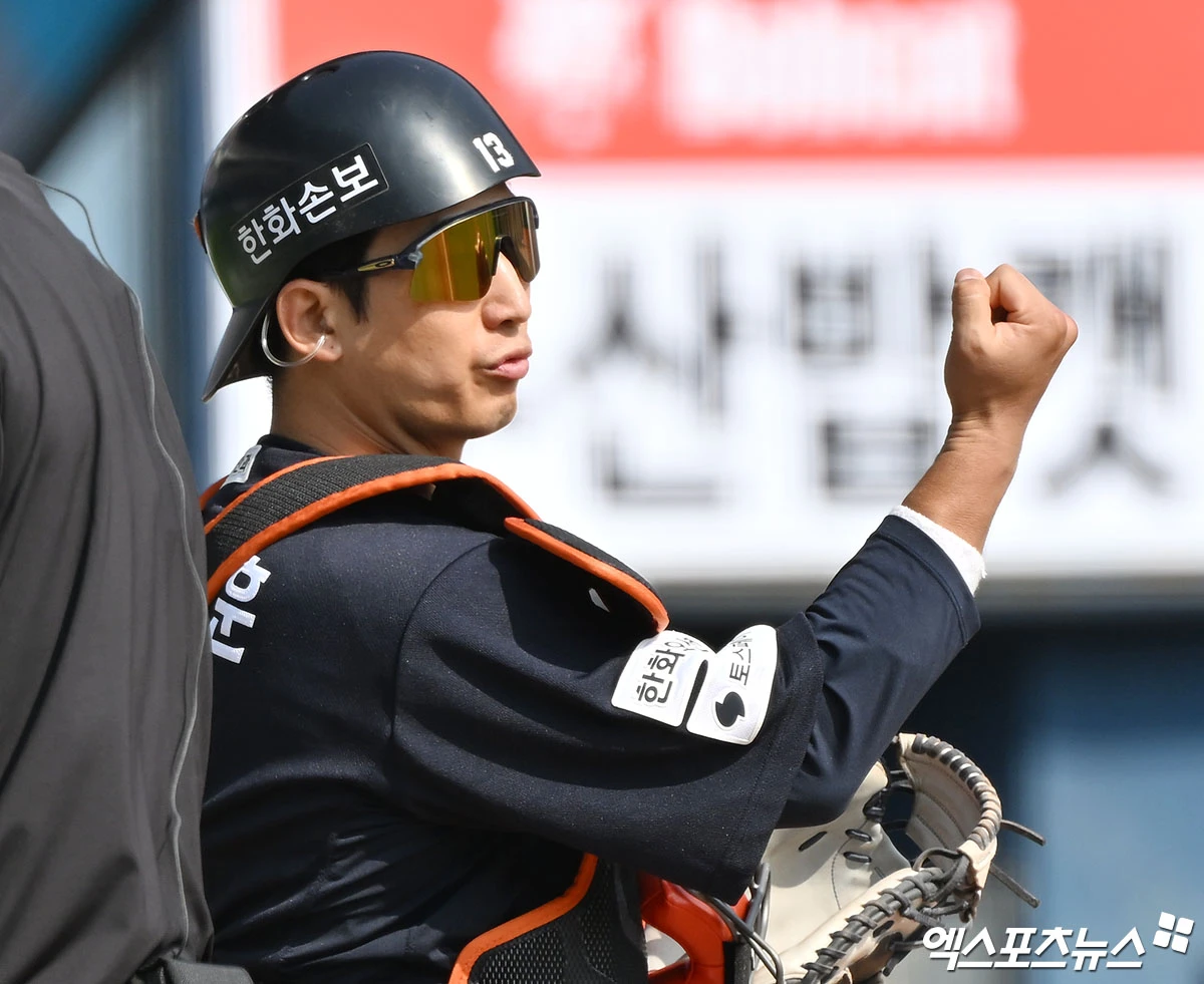 4일 오후 서울 송파구 잠실야구장에서 열린 '2026 신한 SOL Bank KBO리그' 한화 이글스와 두산 베어스의 경기, 4회말 무사 1루 한화 최재훈이 두산 박준순의 도루를 저지한 후 기뻐하고 있다. 엑스포츠뉴스 DB