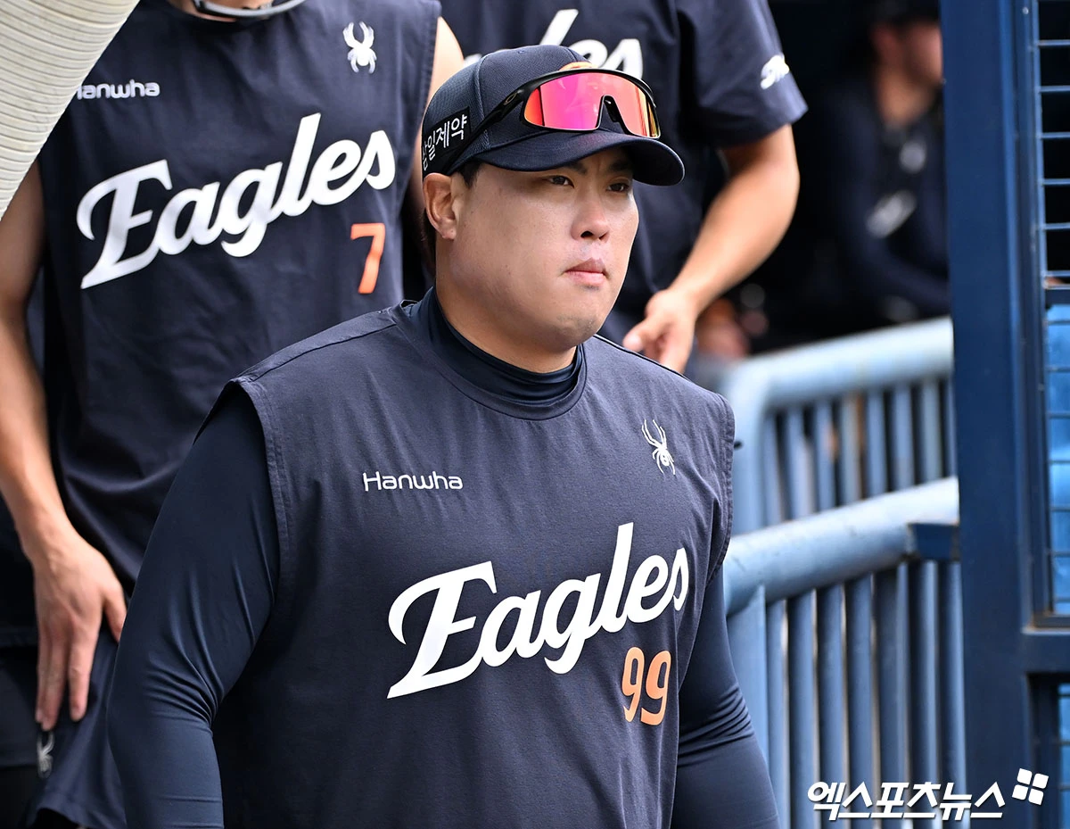 3일 오후 서울 송파구 잠실야구장에서 열리는 '2026 신한 SOL Bank KBO리그' 한화 이글스와 두산 베어스의 경기, 한화 류현진이 그라운드로 나서고 있다. 엑스포츠뉴스 DB