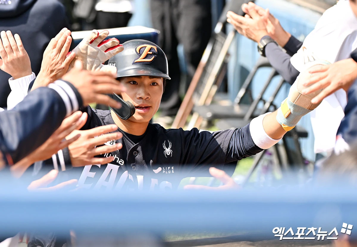 4일 오후 서울 송파구 잠실야구장에서 열린 '2026 신한 SOL Bank KBO리그' 한화 이글스와 두산 베어스의 경기, 1회초 무사 2,3루 한화 오재원이 문현빈의 2타점 2루타때 득점에 성공하고 있다. 엑스포츠뉴스 DB