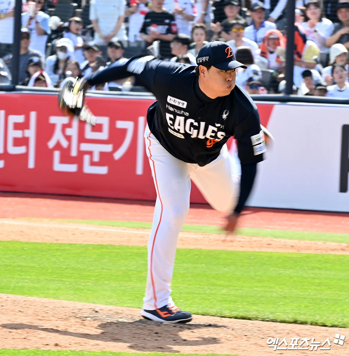 한화 이글스 좌완투수 류현진이 28일 인천SSG랜더스필드에서 열린 2026 신한 SOL KBO리그 SSG 랜더스와의 정규시즌 11차전에 선발 등판해 6이닝 6피안타 무사사구 7탈삼진 1실점을 기록했다. 팀이 마지막까지 리드를 지킨다면 시즌 9승째를 올리게 된다. 엑스포츠뉴스 DB