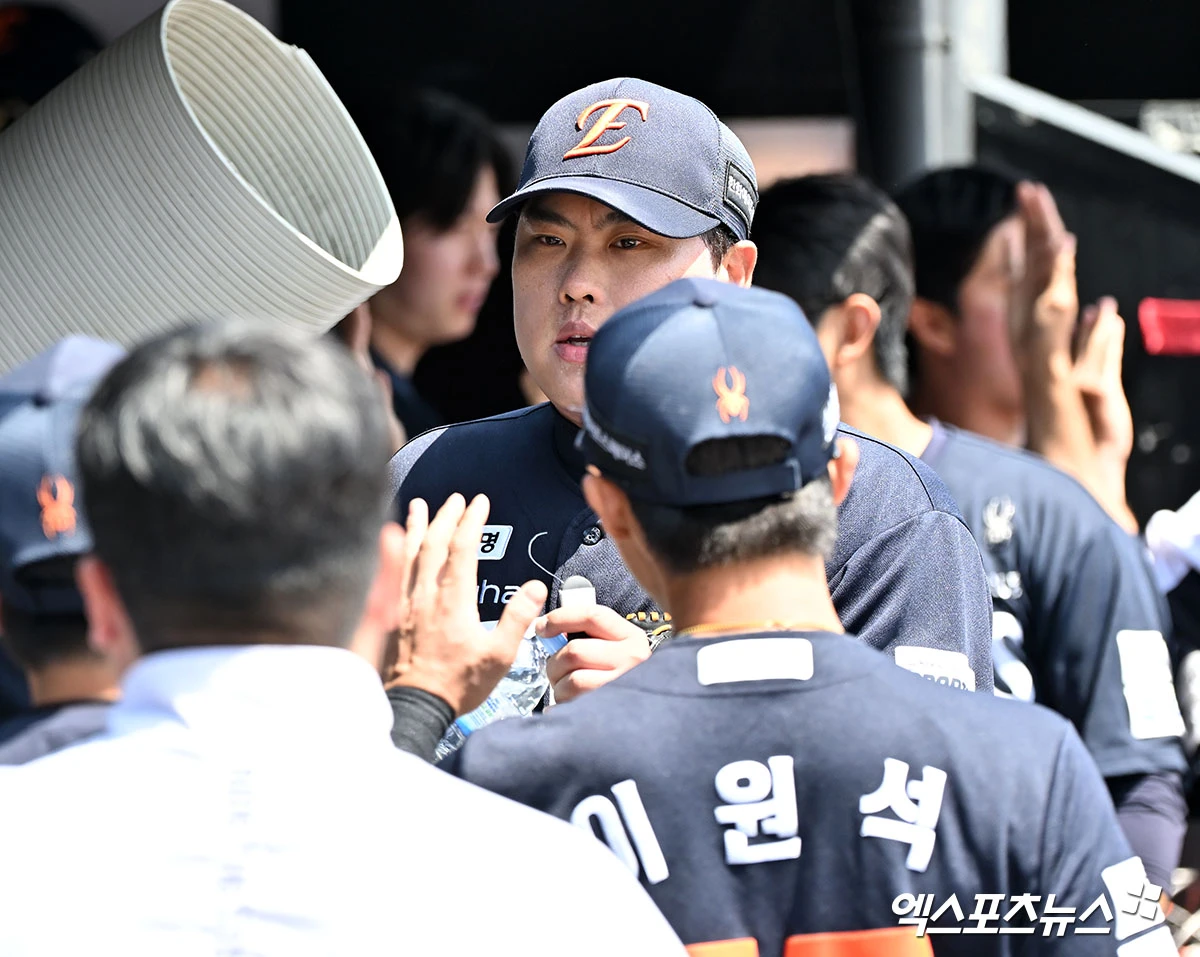 한화 이글스 좌완투수 류현진이 28일 인천SSG랜더스필드에서 열린 2026 신한 SOL KBO리그 SSG 랜더스와의 정규시즌 11차전에 선발 등판해 6이닝 6피안타 무사사구 7탈삼진 1실점을 기록했다. 팀이 마지막까지 리드를 지킨다면 시즌 9승째를 올리게 된다. 엑스포츠뉴스 DB