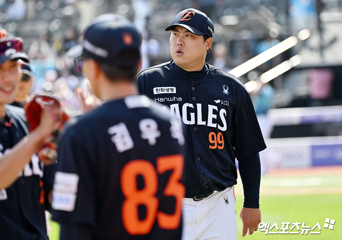 17일 오후 수원KT위즈파크에서 열린 '2026 신한 SOL Bank KBO리그' 한화 이글스와 KT 위즈의 경기, 5회말 수비를 마친 한화 류현진이 더그아웃으로 향하고 있다. 엑스포츠뉴스 DB