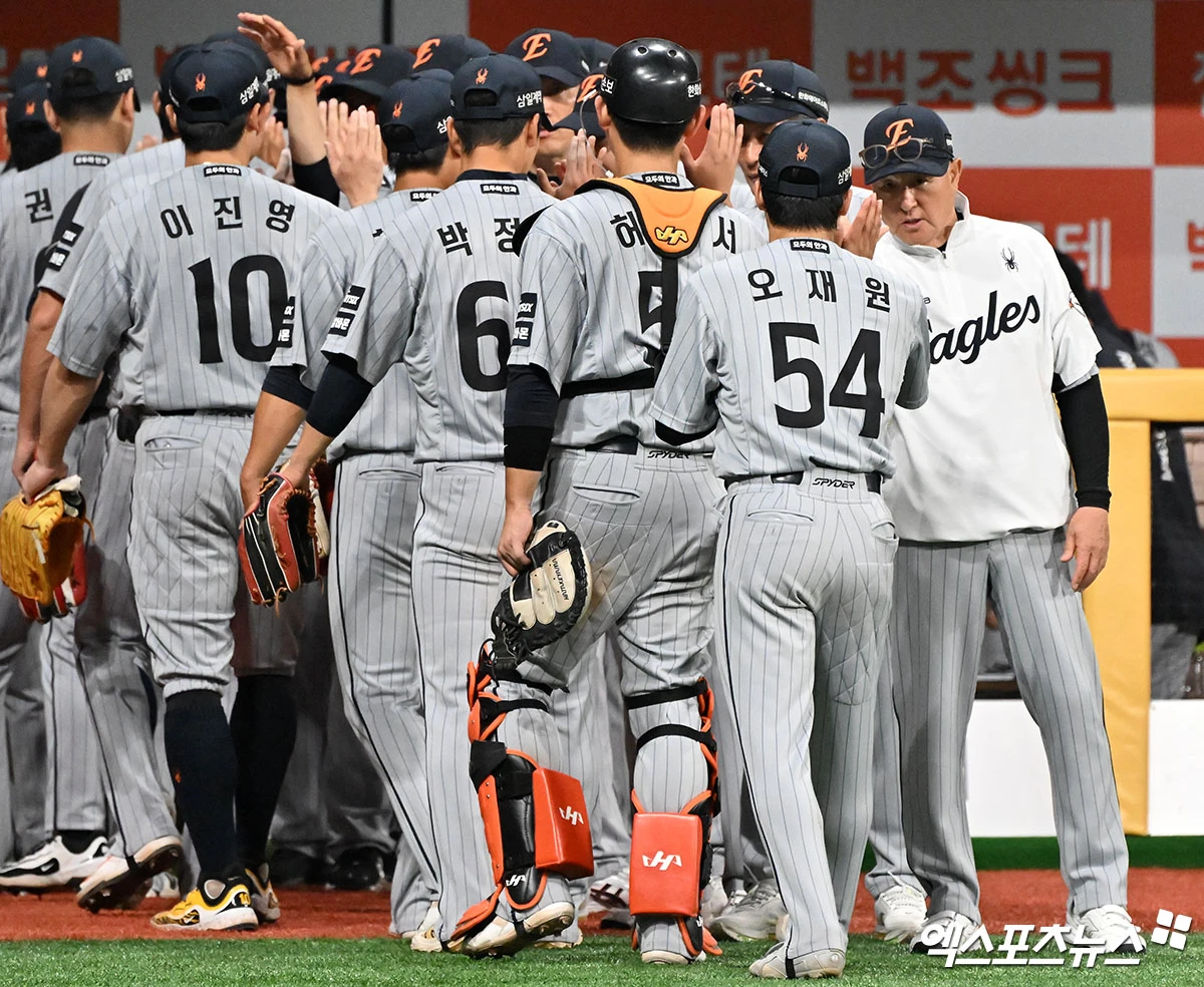 김경문 감독이 이끄는 한화 이글스가 지난 26~28일 문학에서 SSG 랜더스를 스윕하고 공동 5위로 올라섰다. 사진 엑스포츠뉴스 DB