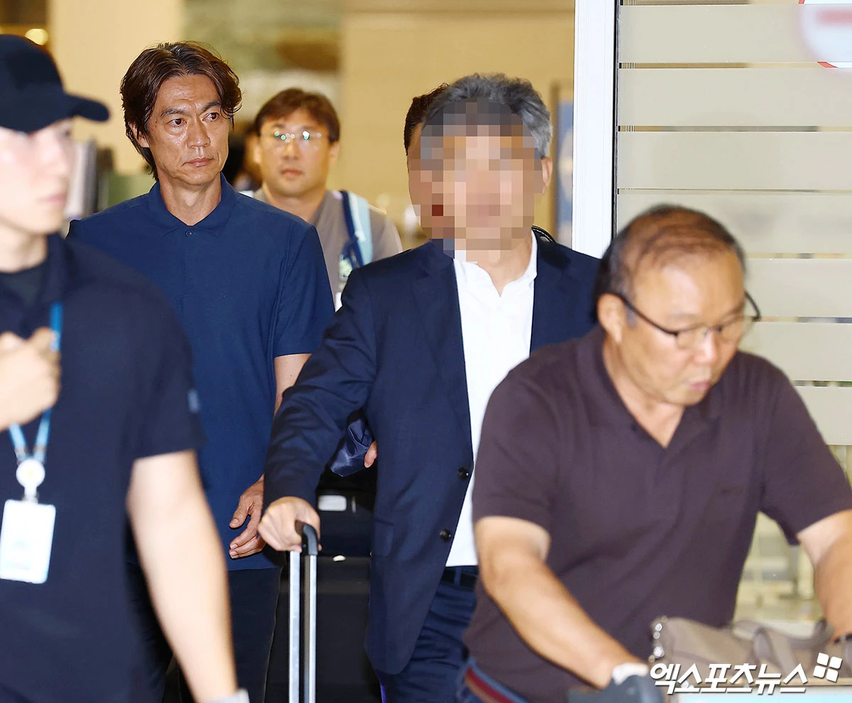 2026 월드컵에서 조별리그 탈락하며 32강에도 오르지 못하고 한국 축구사 최악의 월드컵 결과를 낳은 축구 국가대표팀의 홍명보 감독이 귀국했다. 홍 감독이 대표팀을 처음 맡았던 12년 전 2014 브라질 월드컵 참패 직후처럼 엿이 날아들진 않았으나 홍 감독 향한 고성과 비난의 현수막이 등장하는 등 험악한 분위기가 연출됐다. 홍 감독은 조현우(울산), 김민재(뮌헨), 황인범(페예노르트), 황희찬(울버햄프턴), 백승호(버밍엄시티), 김문환(대전), 이강인(파리 생제르맹), 설영우(즈베즈다)와 함께 30일 새벽 인천국제공항을 통해 입국했다. 홍 감독이 귀국하자 '홍명보 나가', '연봉 반납하라'를 비롯한 고성과 욕설, 북소리가 오가며 줄곧 소란스러웠다. 비행기 도착 소식이 알려진 뒤 기다림이 길어지자 '왜 나오지 않느냐'는 볼멘소리도 곳곳에서 들리기도 했다. 인천공항, 김한준 기자