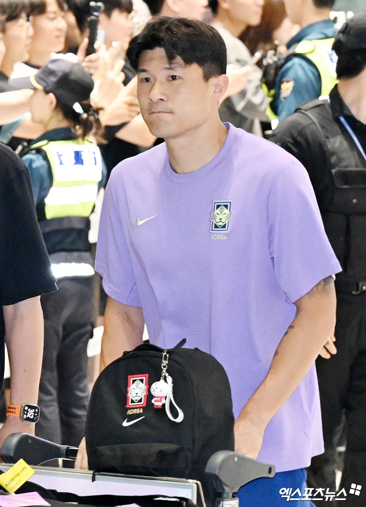 2026 월드컵에서 조별리그 탈락하며 32강에도 오르지 못하고 한국 축구사 최악의 월드컵 결과를 낳은 축구 국가대표팀의 홍명보 감독이 귀국했다. 홍 감독이 대표팀을 처음 맡았던 12년 전 2014 브라질 월드컵 참패 직후처럼 엿이 날아들진 않았으나 홍 감독 향한 고성과 비난의 현수막이 등장하는 등 험악한 분위기가 연출됐다. 홍 감독은 조현우(울산), 김민재(뮌헨), 황인범(페예노르트), 황희찬(울버햄프턴), 백승호(버밍엄시티), 김문환(대전), 이강인(파리 생제르맹), 설영우(즈베즈다)와 함께 30일 새벽 인천국제공항을 통해 입국했다. 홍 감독이 귀국하자 '홍명보 나가', '연봉 반납하라'를 비롯한 고성과 욕설, 북소리가 오가며 줄곧 소란스러웠다. 비행기 도착 소식이 알려진 뒤 기다림이 길어지자 '왜 나오지 않느냐'는 볼멘소리도 곳곳에서 들리기도 했다. 인천공항, 김한준 기자