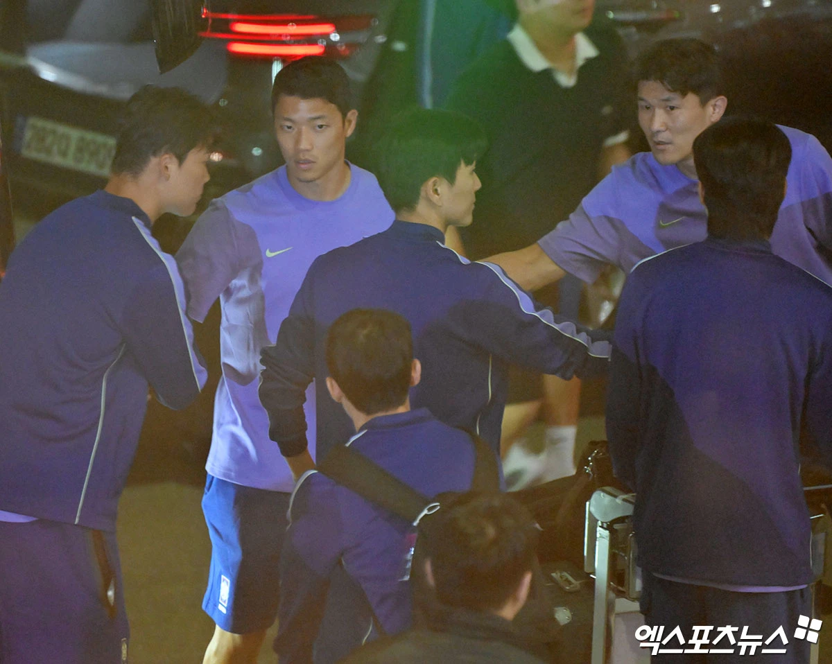 2026 월드컵에서 조별리그 탈락하며 32강에도 오르지 못하고 한국 축구사 최악의 월드컵 결과를 낳은 축구 국가대표팀의 홍명보 감독이 귀국했다. 홍 감독이 대표팀을 처음 맡았던 12년 전 2014 브라질 월드컵 참패 직후처럼 엿이 날아들진 않았으나 홍 감독 향한 고성과 비난의 현수막이 등장하는 등 험악한 분위기가 연출됐다. 홍 감독은 조현우(울산), 김민재(뮌헨), 황인범(페예노르트), 황희찬(울버햄프턴), 백승호(버밍엄시티), 김문환(대전), 이강인(파리 생제르맹), 설영우(즈베즈다)와 함께 30일 새벽 인천국제공항을 통해 입국했다. 홍 감독이 귀국하자 '홍명보 나가', '연봉 반납하라'를 비롯한 고성과 욕설, 북소리가 오가며 줄곧 소란스러웠다. 비행기 도착 소식이 알려진 뒤 기다림이 길어지자 '왜 나오지 않느냐'는 볼멘소리도 곳곳에서 들리기도 했다. 인천공항, 김한준 기자