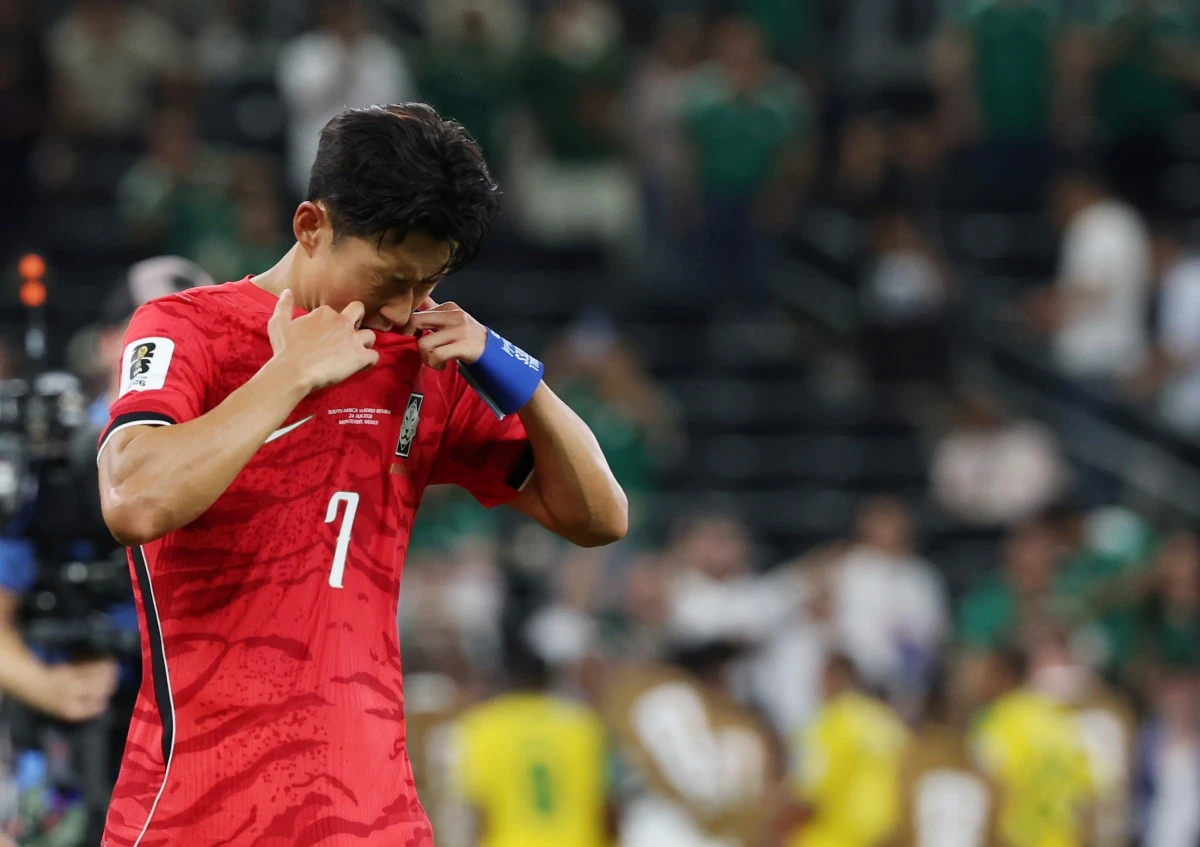 대한축구협회 난맥상을 짚기 위한 국회 청문회에 손흥민, 황희찬 등 현역 해외파 선수 두 명이 참고인으로 이름을 올려 논란이 예상된다. 2026 북중미 월드컵에서 참패한 한국 축구대표팀의 실상 및 홍명보 전 대표팀 감독과 일부 선수들 사이에 불화설이 있었다는 주장의 진상 파악용으로 보이지만 리그 경기를 뛰어야 하거나, 새 시즌을 준비해야 하는 선수들 부르는 것은 무리수라는 반응이 나오고 있다. 선수들이 생업인 소속팀 경기 출전 혹은 프리시즌 준비를 해야한다는 점은, 비록 참고인이라고는 하지만 청문회 참석을 불투명하게 하는 이유다. 특히 손흥민은 18일 LA 갤럭시전을 뛰어야 하기 때문에 청문회 참석이 현실적으로 불가능하다. 연합뉴스