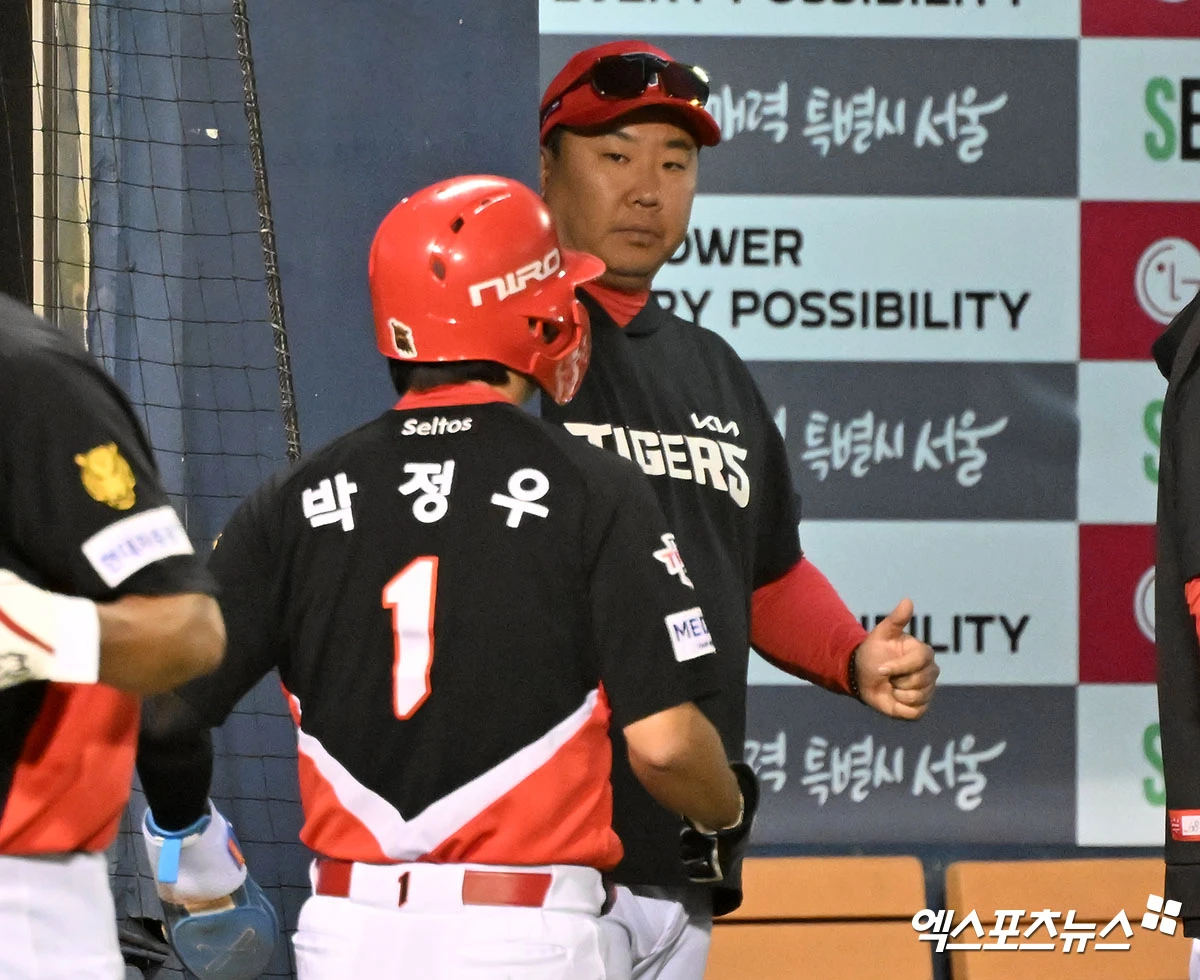 29일 오후 서울 송파구 잠실야구장에서 열린 '2026 신한 SOL Bank KBO리그' KIA 타이거즈와 LG 트윈스의 경기, 8회초 2사 1,2루 KIA 박정우가 김민규의 2타점 2루타때 득점에 성공하고 있다. 엑스포츠뉴스 DB
