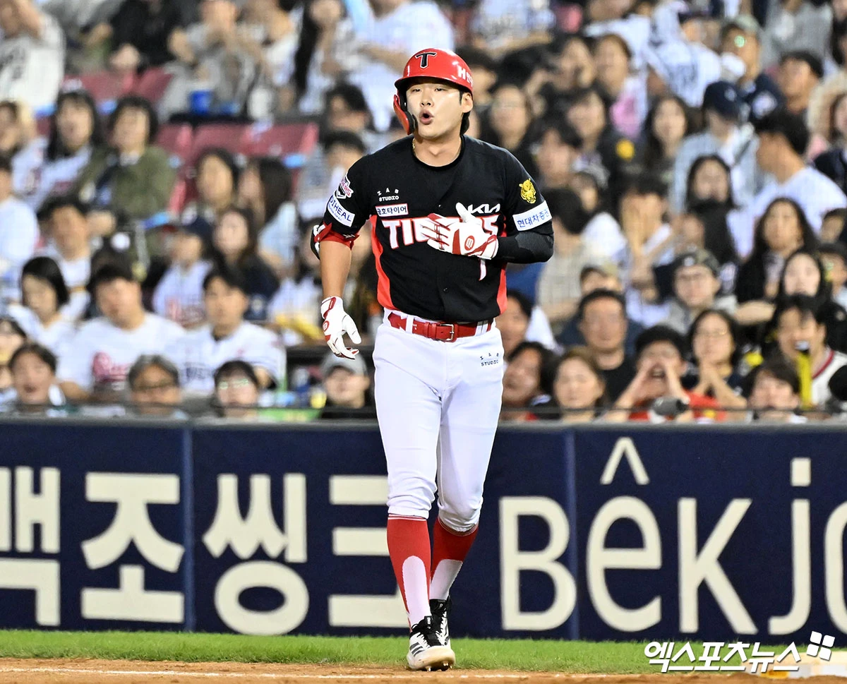 18일 오후 서울 송파구 잠실야구장에서 열린 '2026 신한 SOL Bank KBO리그' KIA 타이거즈와 두산 베어스의 경기, 10회초 무사 1루 KIA 박정우가 타격을 한 후 1루에서 세이프가 되고 있다. 엑스포츠뉴스 DB
