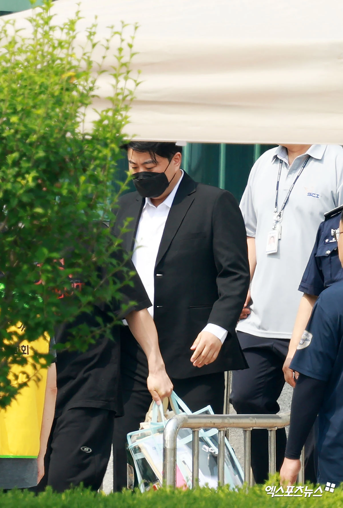 마스크와 정장 차림으로 교도소 나서는 김호중