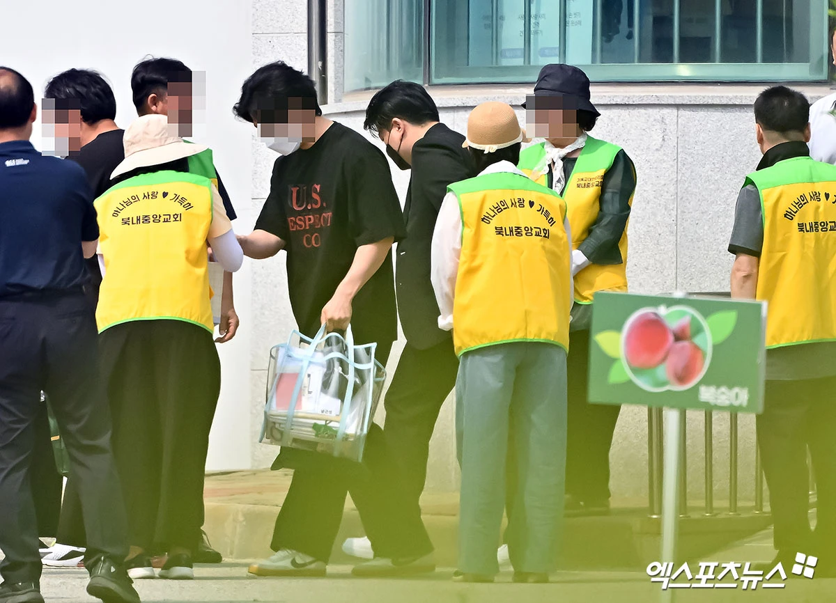 교도소 내 준비된 차량으로 이동하는 김호중