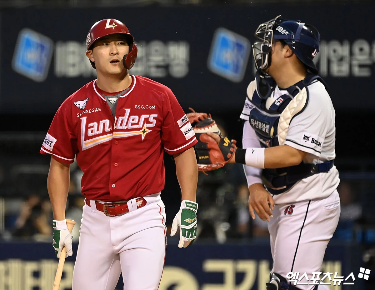 23일 오후 서울 송파구 잠실야구장에서 열린 '2024 신한 SOL Bank KBO리그' SSG 랜더스와 두산 베어스의 경기, 4회초 1사 SSG 하재훈이 루킹삼진을 당한 후 아쉬워하고 있다. 엑스포츠뉴스 DB