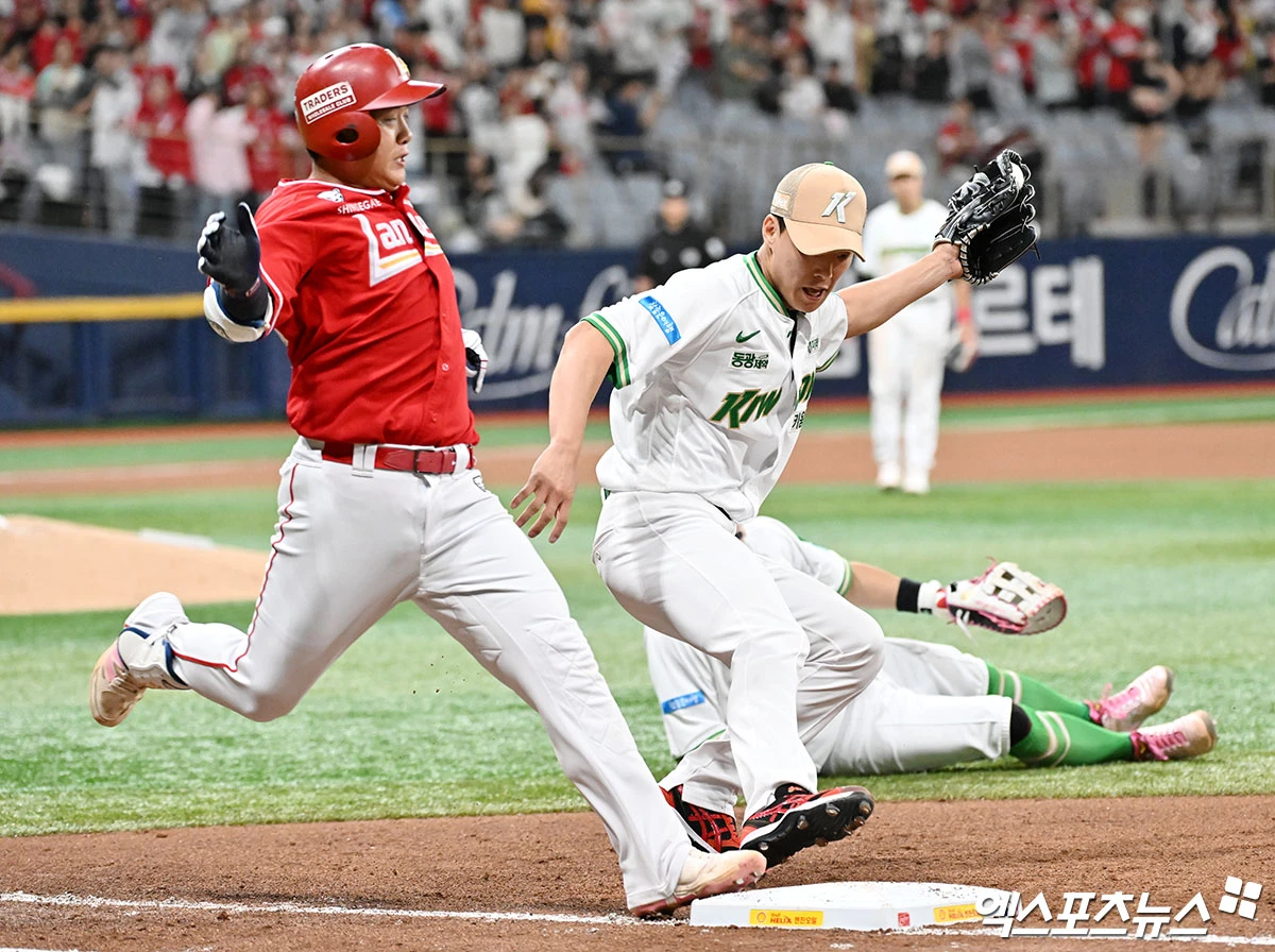 20일 오후 서울 구로구 고척스카이돔에서 열린 '2026 신한 SOL Bank KBO리그' SSG 랜더스와 키움 히어로즈의 경기, 7회초 SSG 이정범이 타격을 한 후 질주하고 있다. 엑스포츠뉴스 DB