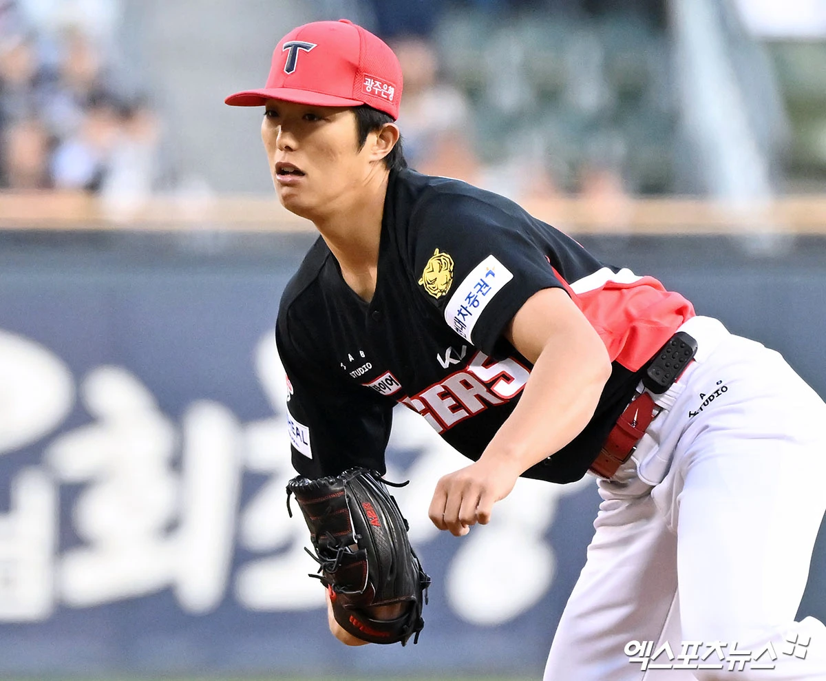 17일 오후 서울 송파구 잠실야구장에서 열린 '2026 신한 SOL Bank KBO리그' KIA 타이거즈와 두산 베어스의 경기, 1회말 KIA 선발투수 이의리가 공을 힘차게 던지고 있다. 엑스포츠뉴스 DB