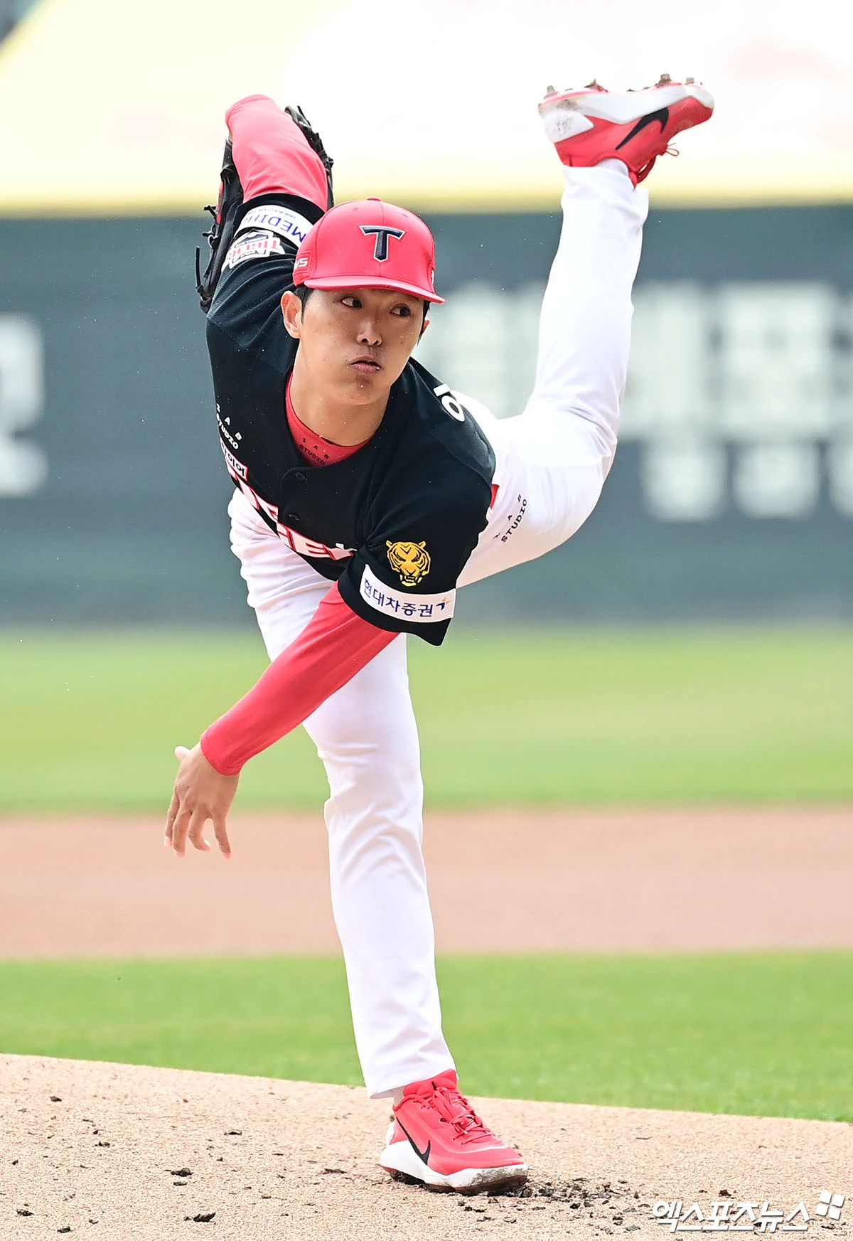 29일 오후 인천SSG랜더스필드에서 열린 '2026 신한 SOL Bank KBO리그' KIA 타이거즈와 SSG 랜더스의 경기, 1회말 KIA 선발투수 이의리가 역투하고 있다. 엑스포츠뉴스 DB