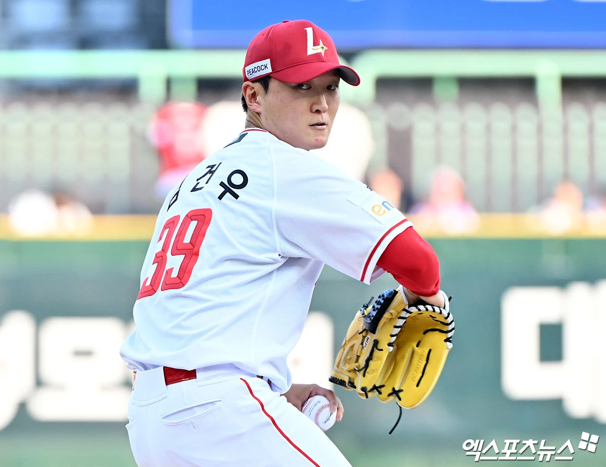17일 오후 인천SSG랜더스필드에서 열린 '2026 신한 SOL Bank KBO리그' 롯데 자이언츠와 SSG 랜더스의 경기, 1회초 SSG 선발투수 김건우가 공을 힘차게 던지고 있다. 엑스포츠뉴스 DB