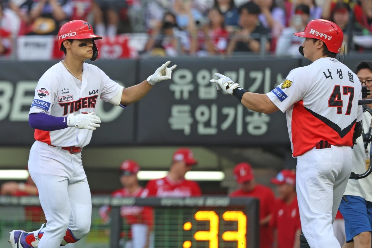 30일 오후 광주-KIA챔피언스필드에서 열린 '2026 신한 SOL KBO리그' SSG 랜더스와 KIA 타이거즈의 경기, 1회말 2사 KIA 김도영이 솔로 홈런을 날린 뒤 세리머니를 하고 있다. KIA 타이거즈