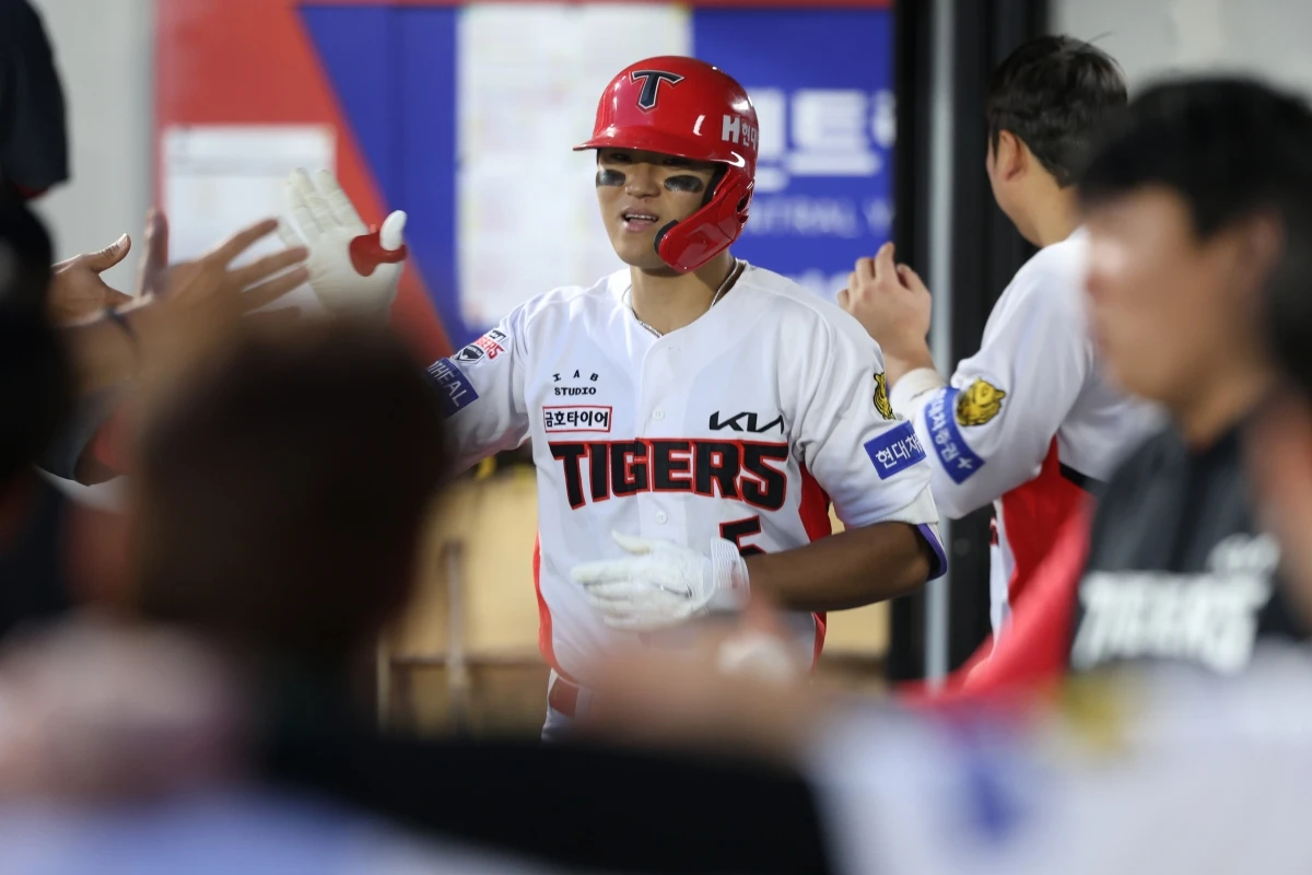 30일 오후 광주-KIA챔피언스필드에서 열린 '2026 신한 SOL KBO리그' SSG 랜더스와 KIA 타이거즈의 경기, 4회말 2사 KIA 김도영이 솔로 홈런을 날린 뒤 동료들과 기쁨을 나누고 있다. KIA 타이거즈