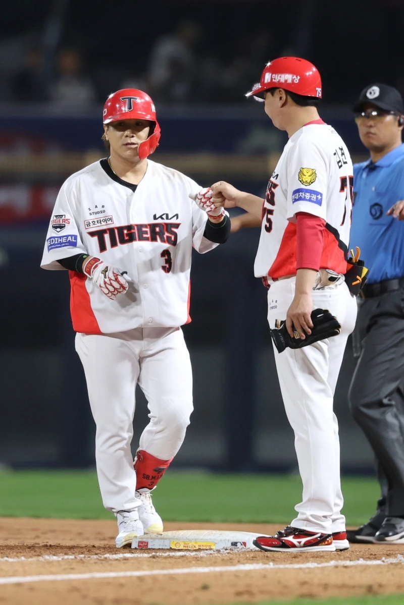 KIA 타이거즈 내야수 김선빈이 30일 광주-KIA챔피언스필드에서 열린 '2026 신한 SOL KBO리그' SSG 랜더스와의 정규시즌 6차전에 6번타자 겸 2루수로 선발 출전해 8회말 개인 통산 1798번째 안타를 기록했다. 이로써 김선빈은 타이거즈 프랜차이즈 선수 가운데 가장 많은 안타를 기록한 타자에 이름을 올렸다. 종전 기록은 '타이거즈 레전드' 이종범(MBC스포츠플러스 해설위원)의 1797개이다. 3위는 장성호(KBSN스포츠 해설위원)의 1741개다. KIA 타이거즈