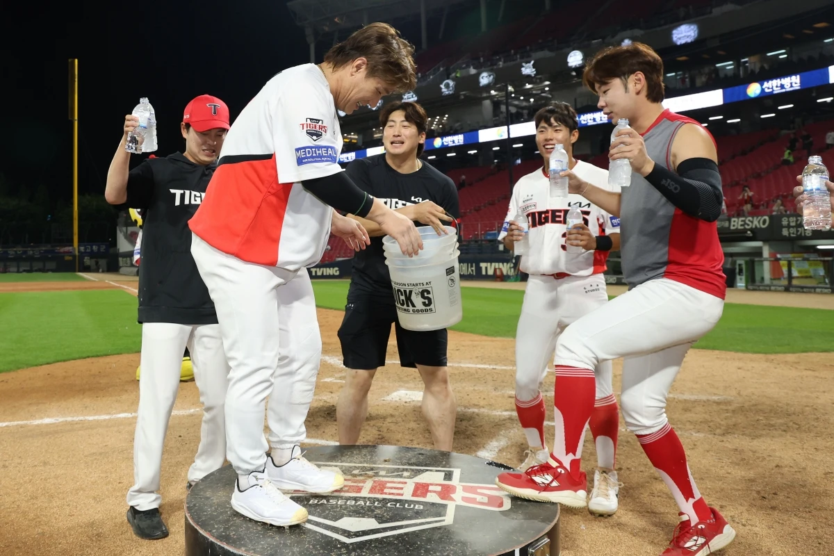 KIA 타이거즈 내야수 김선빈이 30일 광주-KIA챔피언스필드에서 열린 '2026 신한 SOL KBO리그' SSG 랜더스와의 정규시즌 6차전에 6번타자 겸 2루수로 선발 출전해 8회말 개인 통산 1798번째 안타를 기록했다. 이로써 김선빈은 타이거즈 프랜차이즈 선수 가운데 가장 많은 안타를 기록한 타자에 이름을 올렸다. 종전 기록은 '타이거즈 레전드' 이종범(MBC스포츠플러스 해설위원)의 1797개이다. 3위는 장성호(KBSN스포츠 해설위원)의 1741개다. KIA 타이거즈