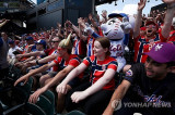 월드컵이 MLB도 살렸다…전세계 응원단 몰려오자 관중 2배 '껑충', 美 야구장 '축제의 장' 됐다