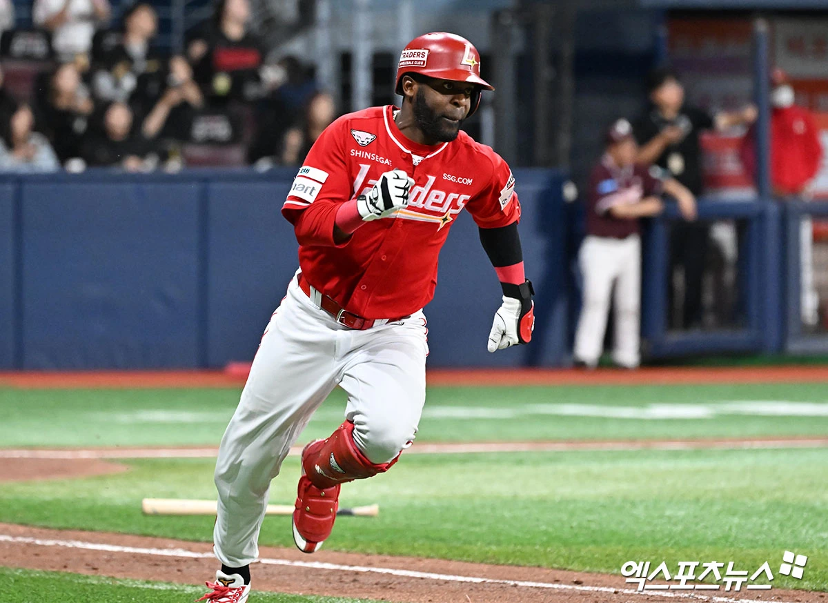 20일 오후 서울 구로구 고척스카이돔에서 열린 '2026 신한 SOL Bank KBO리그' SSG 랜더스와 키움 히어로즈의 경기, 8회초 SSG 에레디아가 2루타를 날리고 있다. 엑스포츠뉴스 DB