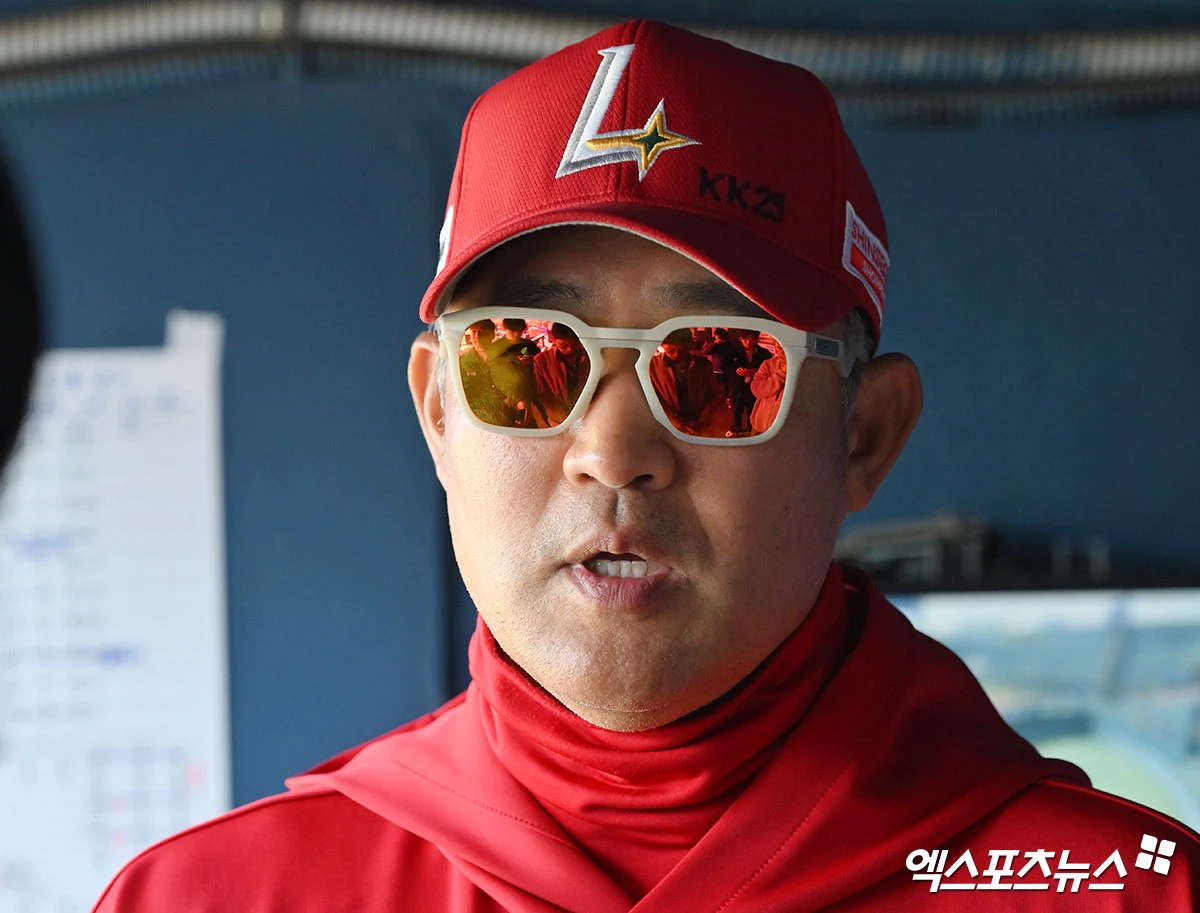12일 오후 서울 송파구 잠실야구장에서 열리는 '2026 신한 SOL Bank KBO리그' SSG 랜더스와 LG 트윈스의 경기, SSG 이숭용 감독이 취재진과 대화를 나누고 있다. 엑스포츠뉴스 DB