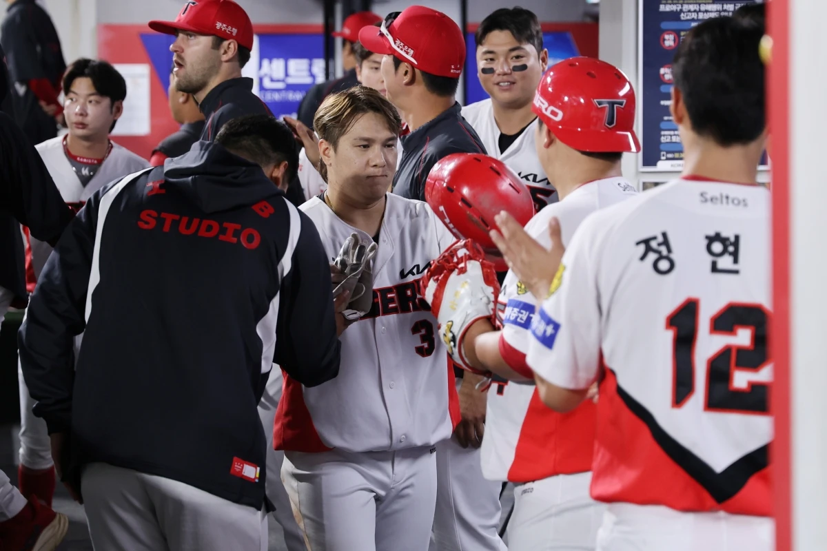 KIA 타이거즈 내야수 김선빈이 30일 광주-KIA챔피언스필드에서 열린 '2026 신한 SOL KBO리그' SSG 랜더스와의 정규시즌 6차전에 6번타자 겸 2루수로 선발 출전해 8회말 개인 통산 1798번째 안타를 기록했다. 이로써 김선빈은 타이거즈 프랜차이즈 선수 가운데 가장 많은 안타를 기록한 타자에 이름을 올렸다. KIA 타이거즈