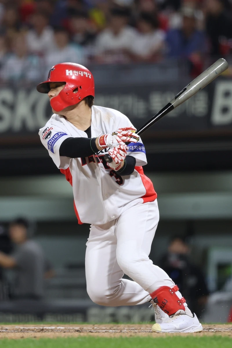 KIA 타이거즈 내야수 김선빈이 30일 광주-KIA챔피언스필드에서 열린 '2026 신한 SOL KBO리그' SSG 랜더스와의 정규시즌 6차전에 6번타자 겸 2루수로 선발 출전해 8회말 개인 통산 1798번째 안타를 기록했다. 이로써 김선빈은 타이거즈 프랜차이즈 선수 가운데 가장 많은 안타를 기록한 타자에 이름을 올렸다. KIA 타이거즈