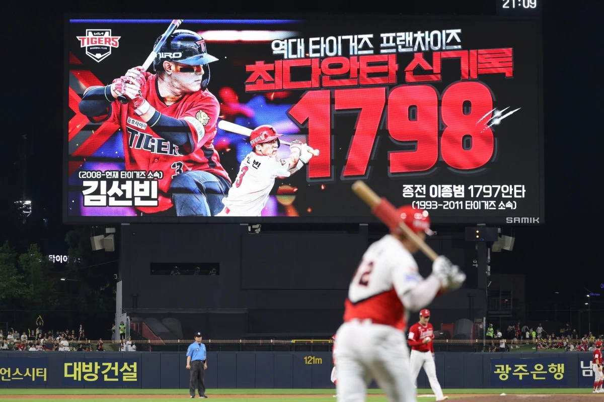 KIA 타이거즈 내야수 김선빈이 30일 광주-KIA챔피언스필드에서 열린 '2026 신한 SOL KBO리그' SSG 랜더스와의 정규시즌 6차전에 6번타자 겸 2루수로 선발 출전해 8회말 개인 통산 1798번째 안타를 기록했다. 이로써 김선빈은 타이거즈 프랜차이즈 선수 가운데 가장 많은 안타를 기록한 타자에 이름을 올렸다. KIA 타이거즈