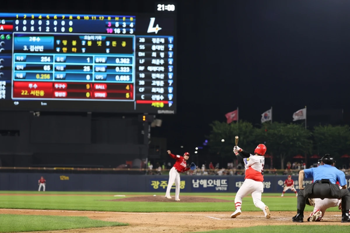 KIA 타이거즈 내야수 김선빈이 30일 광주-KIA챔피언스필드에서 열린 '2026 신한 SOL KBO리그' SSG 랜더스와의 정규시즌 6차전에 6번타자 겸 2루수로 선발 출전해 8회말 개인 통산 1798번째 안타를 기록했다. 이로써 김선빈은 타이거즈 프랜차이즈 선수 가운데 가장 많은 안타를 기록한 타자에 이름을 올렸다. KIA 타이거즈