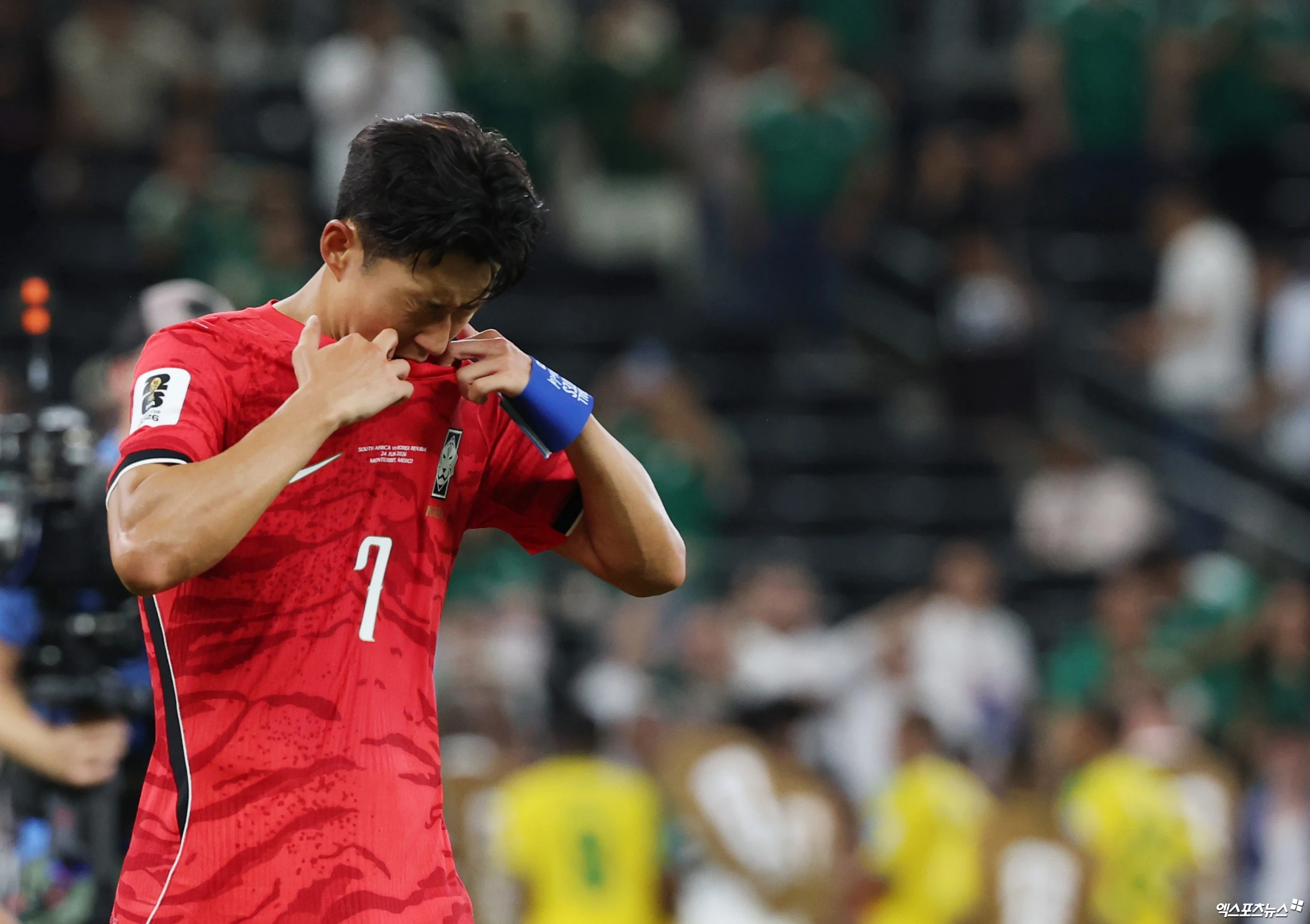 이재명 대통령은 1일 자신의 사회관계망서비스(SNS) 계정을 통해 손흥민을 비롯해 대한민국 축구 국가대표팀 선수들에게 위로 메시지를 전달했다. 대한민국 축구 국가대표팀은 2026 국제축구연맹(FIFA) 북중미 월드컵(캐나다∙미국∙멕시코 공동 개최) 조별리그에서 탈락해 32강에도 오르지 못하는 수모를 겪었다. 선수단이 귀국한 후 이 대통령은 응원을 보내며 이들을 위로했다. 연합뉴스