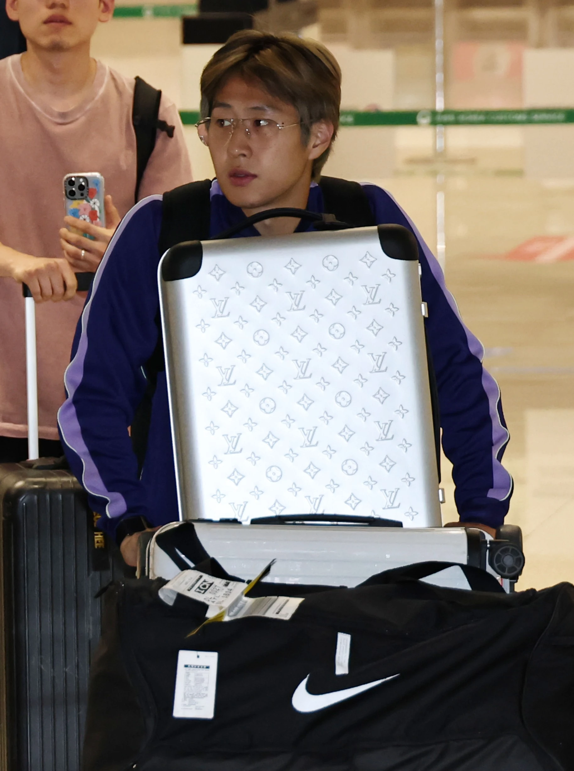 한국 축구 에이스 이강인(PSG)의 스페인행이 임박했다. 함께 이적이 거론된 알레한도 그리말도(레버쿠젠0가 아틀레티코 마드리드로 향했다. 아틀레티코가 1일(한국시간) 공식 홈페이지를 통해 스페인 국가대표 수비수 알레한드로 그리말도 영입을 발표했다. 연합뉴스