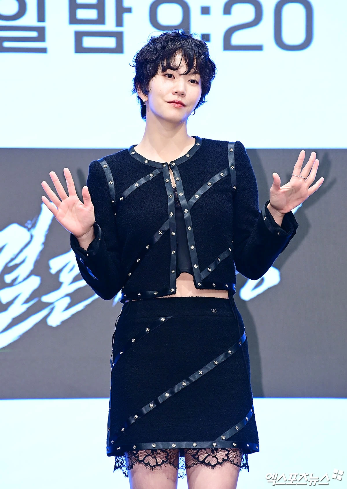 살짝 드러낸 허리가 포인트