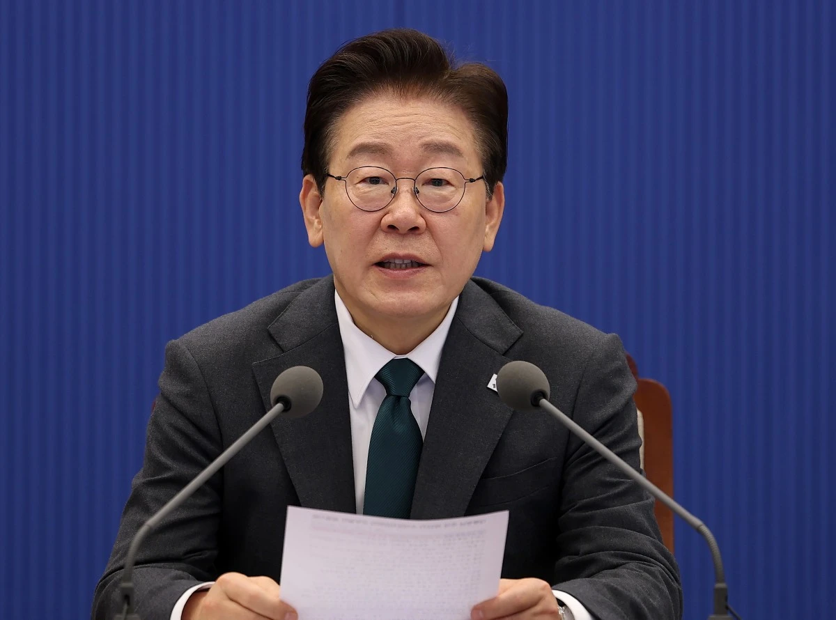 이재명 대통령은 1일 자신의 사회관계망서비스(SNS) 계정을 통해 손흥민을 비롯해 대한민국 축구 국가대표팀 선수들에게 위로 메시지를 전달했다. 대한민국 축구 국가대표팀은 2026 국제축구연맹(FIFA) 북중미 월드컵(캐나다∙미국∙멕시코 공동 개최) 조별리그에서 탈락해 32강에도 오르지 못하는 수모를 겪었다. 선수단이 귀국한 후 이 대통령은 응원을 보내며 이들을 위로했다. 연합뉴스