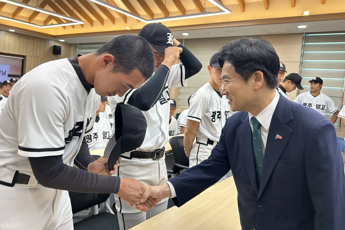 김대중 전남광주통합특별시교육감이 취임 첫날인 1일 오후 광주제일고등학교를 방문해 최근 전국대회 경기에서 상대 팀인 배재고 선수단의 지역 비하성 응원으로 상처를 입은 야구부를 위로하고 있다. 연합뉴스